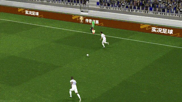 菲戈边路突破后使用落叶式横传，皮球划出弧线精准找到禁区内的队友