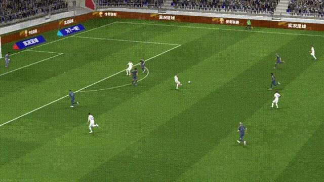 菲戈在右路高速前插后送出低平传中，球速快且线路精准