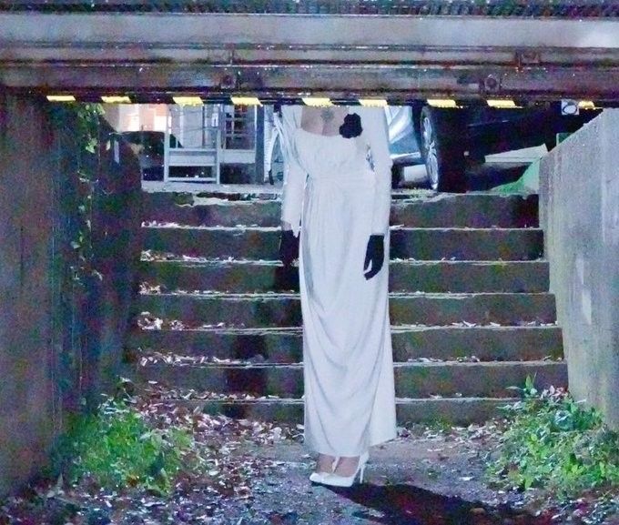 乌克兰coserネトーチカ身穿黑色长裙站在隧道入口，头顶几乎触碰到顶部，完美还原八尺夫人的压迫氛围