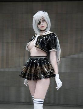 ネトーチカ坐在石阶上，腿部伸展，姿态从容，背景为昏暗通道