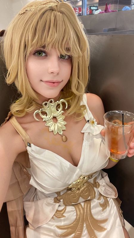 ネトーチカ身穿哥特式长裙，站在月光下，宛如吸血鬼女王降临