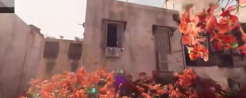 《战地6》开罗围城地图中玩家在密集的城市屋顶间奔跑，远处硝烟弥漫，战斗激烈