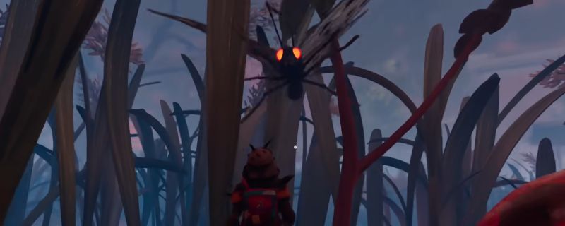 《禁闭求生2》中蓝蝴蝶展翅飞行的瞬间，身体散发蓝色光效，周围漂浮着冰晶状飞尘