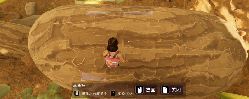 游戏中角色在巨大的拱形树根下搭建营地，周围布满苔藓和落叶，环境阴暗但结构稳固，形成天然庇护所