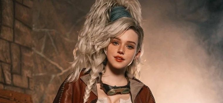 Sasha Holland Cos《怪物猎人：荒野》杰玛，身穿皮质工装站在熔炉旁，火焰映照脸庞，氛围感十足