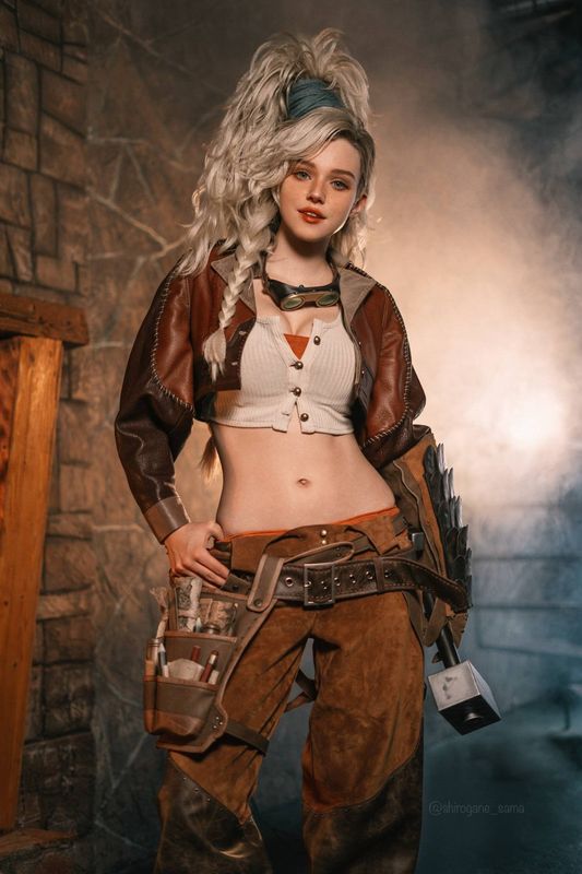 侧面特写，正在敲打金属锭，火花四溅，动作流畅自然