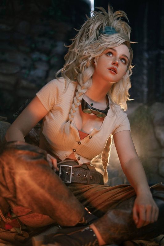 道具细节展示，手中握着刚出炉的剑刃，冒着热气