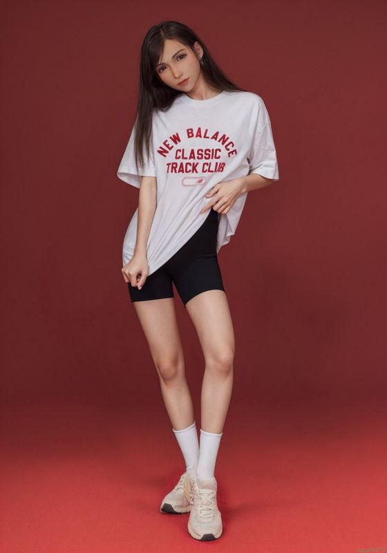 蒂法身穿居家服坐在沙发上阅读书籍，室内光线柔和，氛围温馨宁静