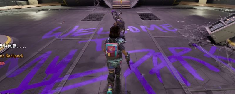 《禁闭求生2》中神秘人BOSS战斗画面，身形高大，手持利刃，在昏暗场景中发起迅猛攻击