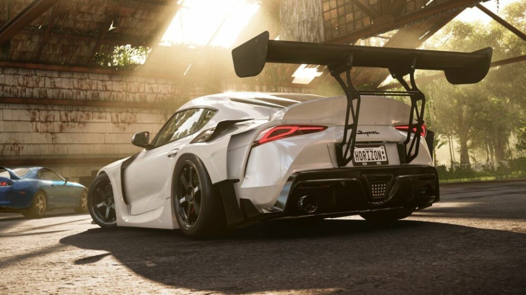 Playground Games开发团队在工作室内部测试《地平线6》驾驶手感的画面，屏幕上显示日文路牌和山路弯道