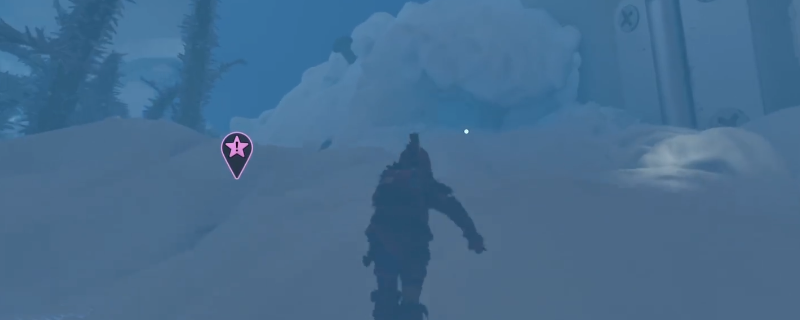 玩家角色身穿蜜蜂绒毛防寒服，头戴螨虫帽子，正在冰淇淋山洞穴内接近一块发光的棕色巧克力