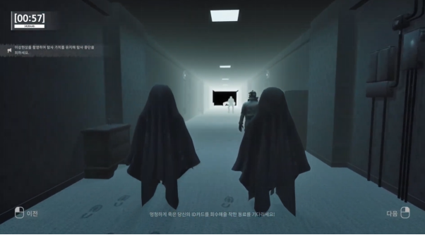 两名玩家在狭窄通道中对峙，其中一人手持发光武器指向队友，另一人做出惊恐表情，背景中有模糊的怪物轮廓逼近