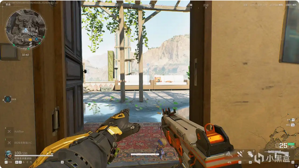 一名角色站在室内沙发上翻找，手部动作指向靠背上方缝隙，暗示隐藏物品