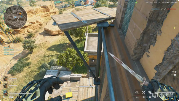 角色登上哨塔顶层，俯视周围环境，手中持有一件标记为‘大红’的稀有物品