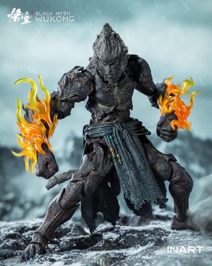 人偶安装于地台上的整体展示，背景虚化突出主体