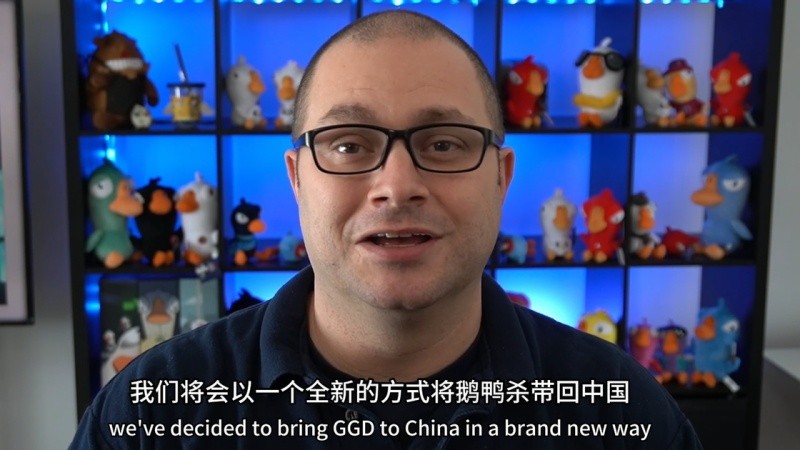 玩家在手机端操作《鹅鸭杀》，屏幕上显示多人实时语音讨论环节，气氛紧张刺激