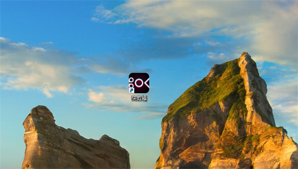 快剪辑软件主界面截图，右上角高亮显示菜单按钮位置