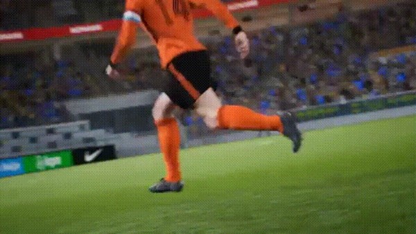 克鲁伊夫使用‘旋风盘带’完成过人后的射门动画截图，球速迅猛直挂死角