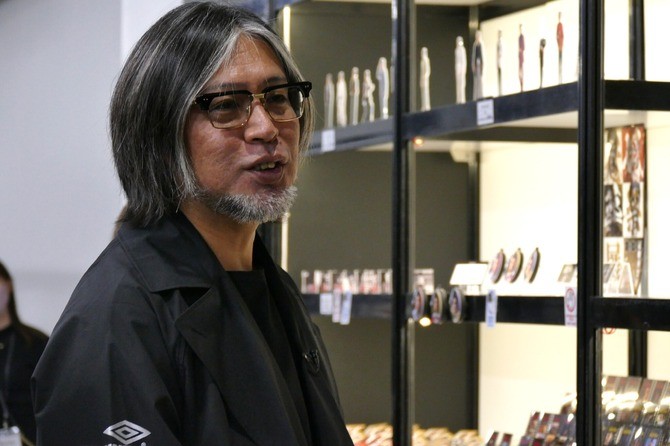 《如龙 极３》官方宣传图，主角桐生一马站在霓虹闪烁的神室町街头，氛围充满张力