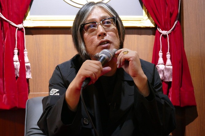 游戏中激烈打斗场面，主角挥拳击倒多名敌人，背景为夜市街道，光影效果逼真