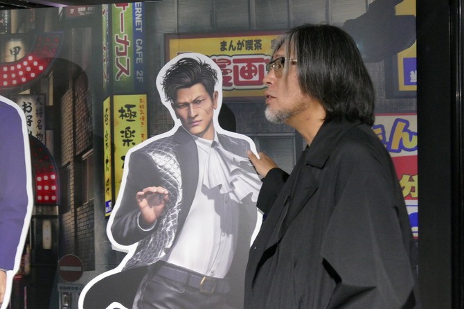 NPC互动剧情截图，角色表情细腻，对话框显示日文字幕，环境细节丰富