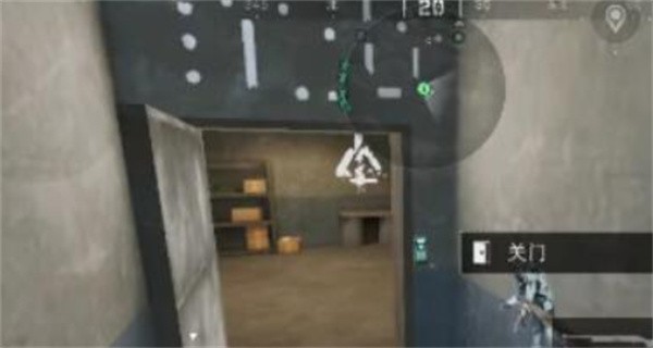 玩家视角从小径望向小屋，左侧可见密码门轮廓