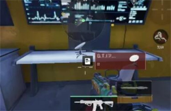 密码门位于控制台后方，带有红色警示灯与交互按钮