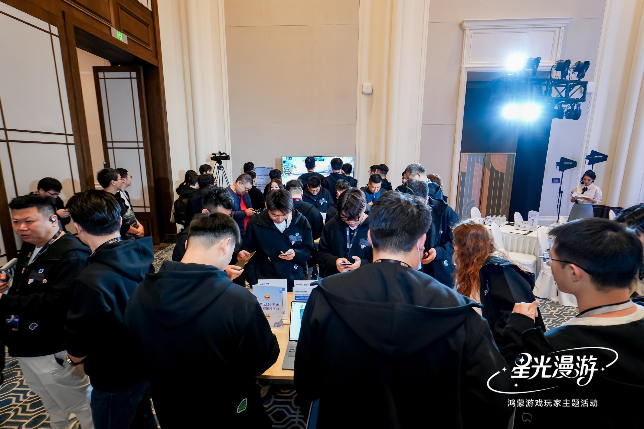 玩家正在将手机上的游戏拖拽至智慧屏，实现跨设备无缝流转，画面流畅无卡顿