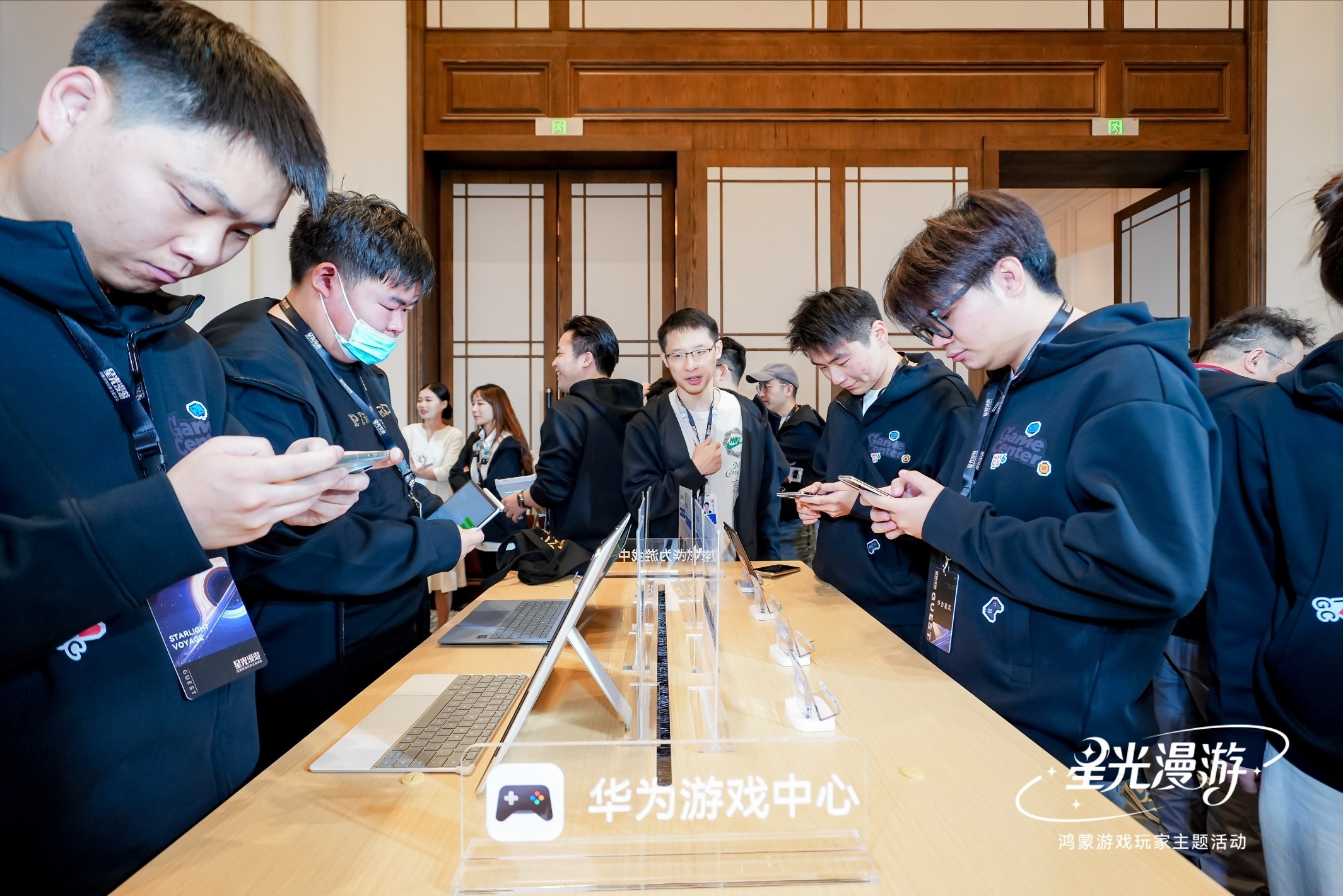 玩家在体验区内试玩声控版三国杀，现场发出指令后游戏角色迅速响应，引发笑声与掌声