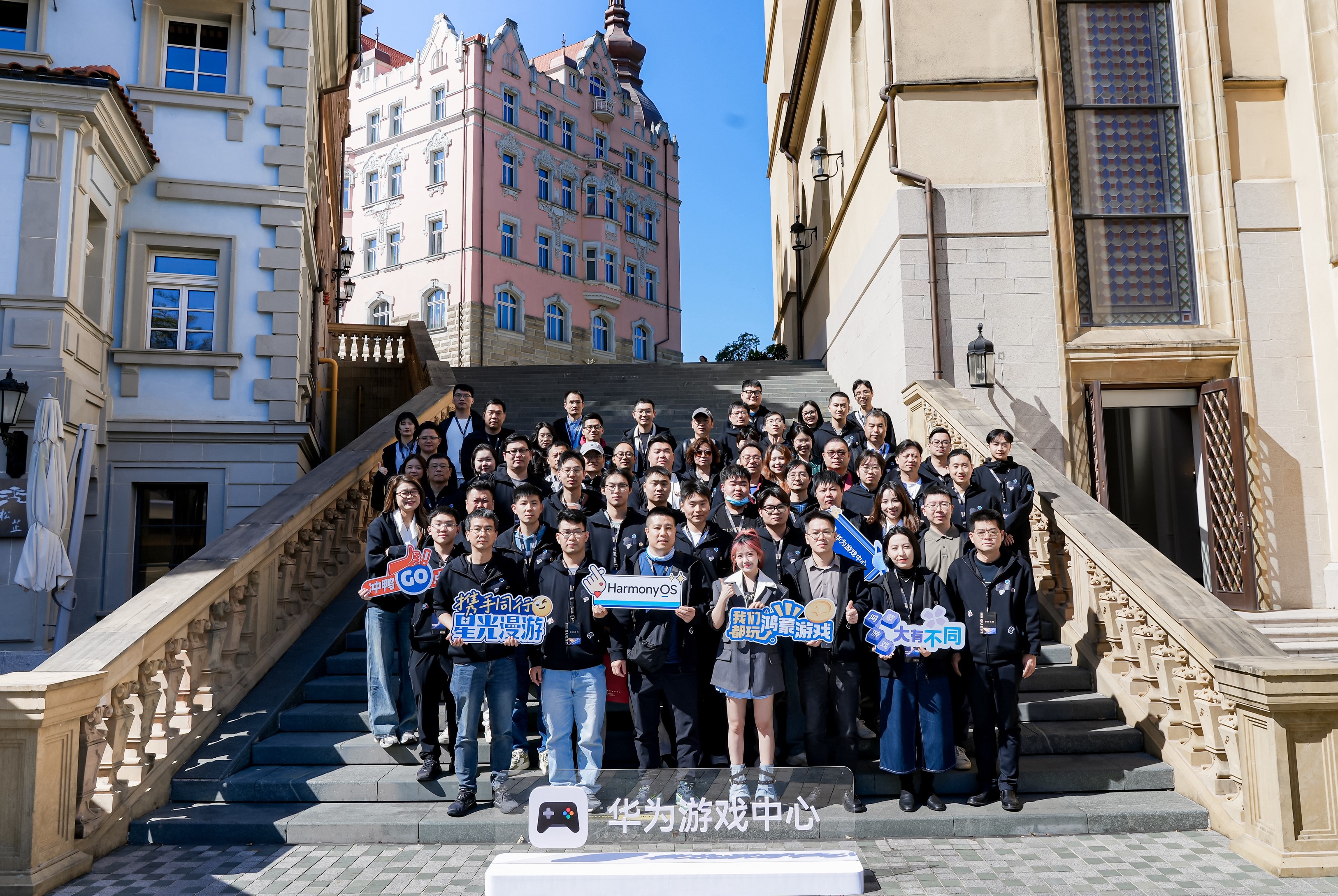 全体嘉宾与玩家合影留念，背景LED屏显示‘感谢每一位共建者’字样，氛围温馨热烈