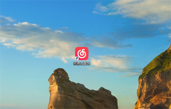 网易云音乐主界面截图，右上角清晰显示齿轮形状的设置图标