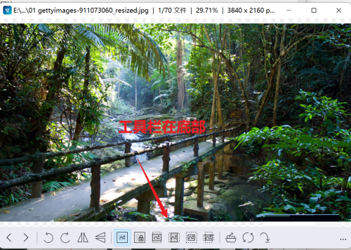 调整完成后，ImageGlass主界面显示工具栏已移动至窗口底部，界面整洁有序