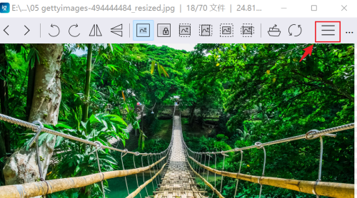 ImageGlass主界面右上角显示三条横线菜单按钮，界面清晰简洁
