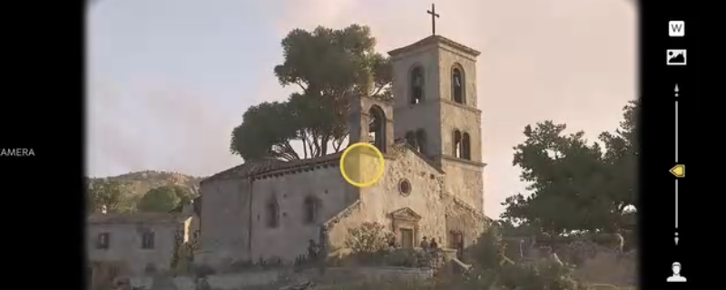 《四海兄弟：故乡》序章矿洞场景截图，昏暗光线中主角行走在狭窄通道内，远处隐约可见发光的可交互物品