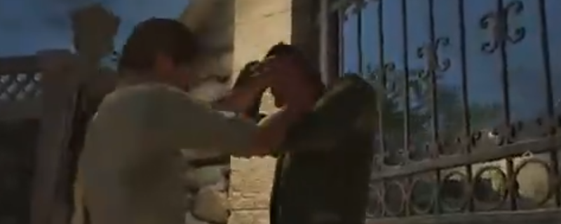 游戏中主角手持匕首准备执行暗杀的画面，背景为昏暗的街道，氛围紧张逼真