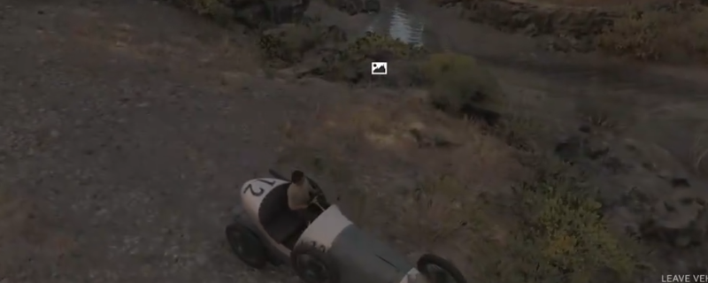 《四海兄弟：故乡》中第一个拍照点实景画面，位于铁道桥下缓坡处，背景为锈迹斑斑的铁路桥与杂草丛生的小径