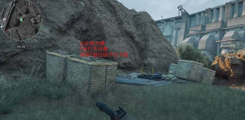 角色在昏暗地下管道中匍匐爬行，头盔灯光照亮前方