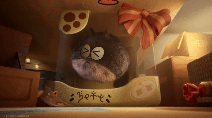 阳光穿过树叶洒在草地上的画面，光影斑驳，营造出宁静温暖的氛围