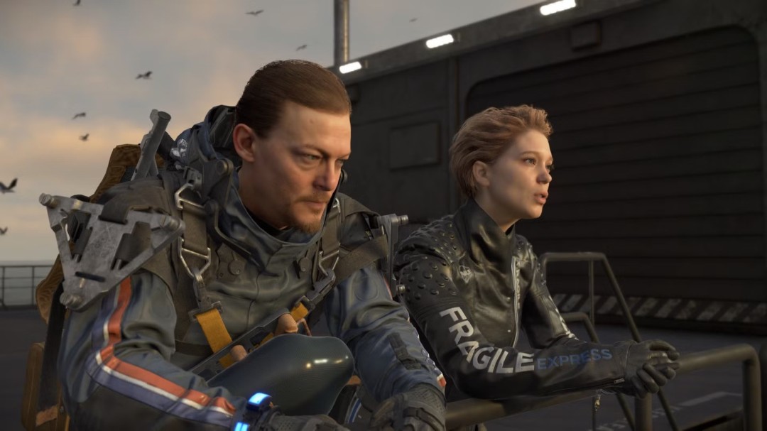 小岛秀夫手持《2001太空漫游》电影海报，神情崇敬，身旁摆放着《死亡搁浅》的游戏原画