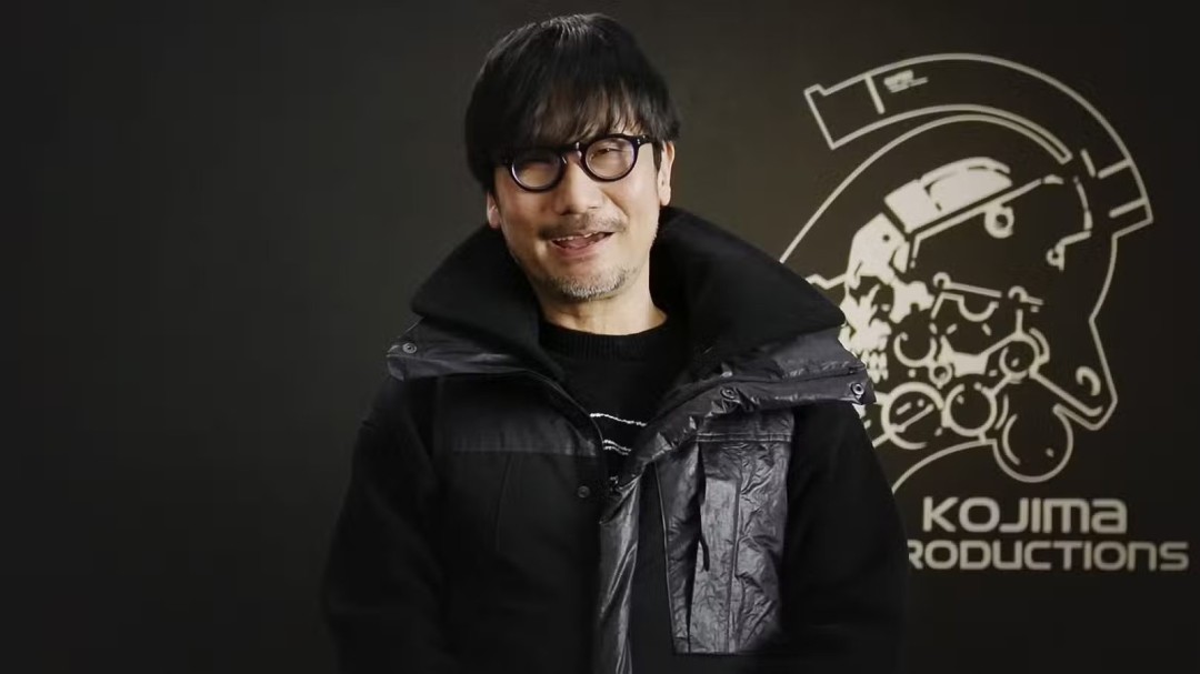 《死亡搁浅2：海滩之上》游戏实机画面，主角行走在灰暗海岸边，身后拖着神秘装置，氛围压抑而壮丽