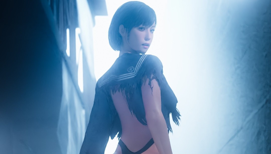 《寂静岭f》概念艺术图，昏暗的日式老屋中，身穿传统服饰的女性背影伫立，周围弥漫着浓雾与诡异光影