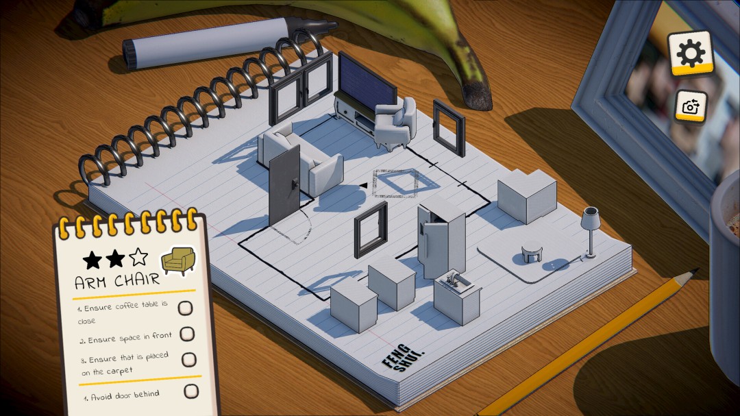 夜晚场景下的客厅布局，灯光温暖，窗外可见月色，家具摆放整齐，整体散发出安宁舒适的气息