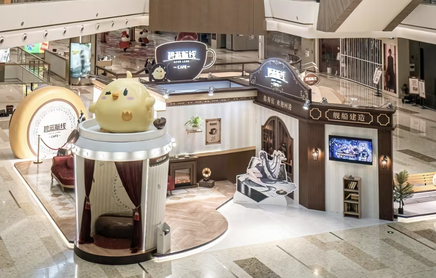 coser身穿女仆装在武汉站活动现场与玩家互动，背景为冬日主题装饰，气氛温馨