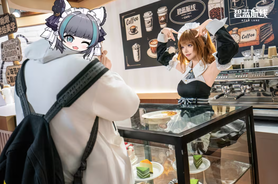 玩家在上海站参与互动游戏区活动，现场设有甜品对对碰和魔法蛋包饭游戏装置