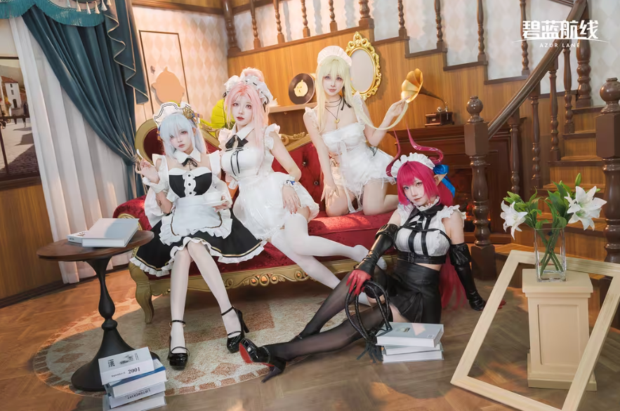 玩家们围绕互动游戏区积极参与活动，现场气氛热烈