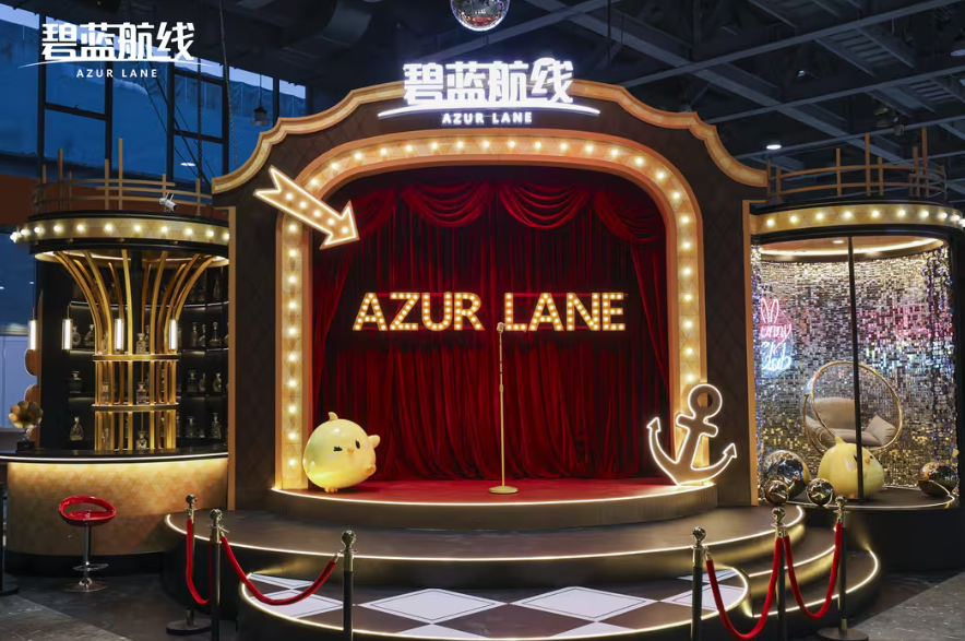 广州站展台中央的复古舞台，霓虹灯牌醒目，灯光营造出华丽氛围