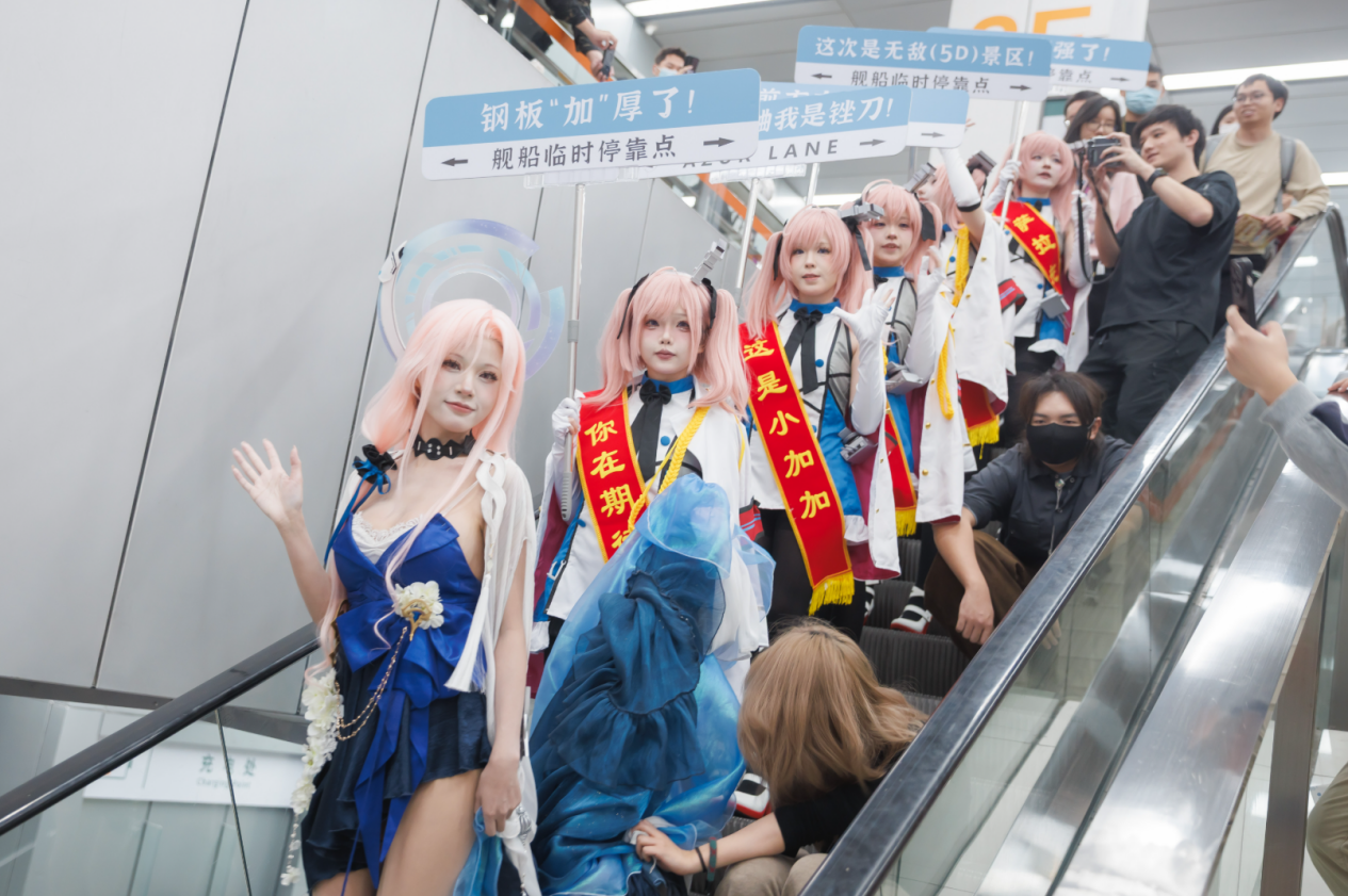玩家自发组成的‘小加加巡游’队伍在展馆中行进，成员装扮可爱，观众纷纷拍照