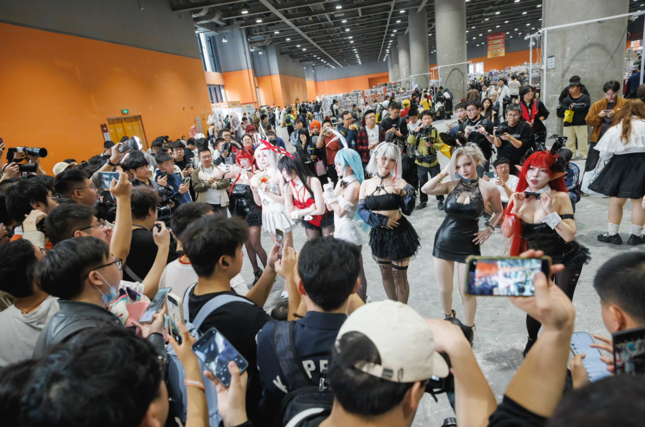 ‘兔女郎巡游’队伍在《碧蓝航线》展台前合影，服装统一，气氛欢快