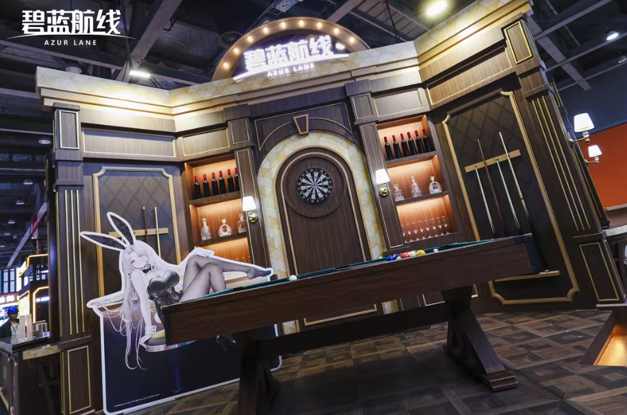 玩家与coser在活动现场互动，彼此微笑致意，现场洋溢着欢乐氛围