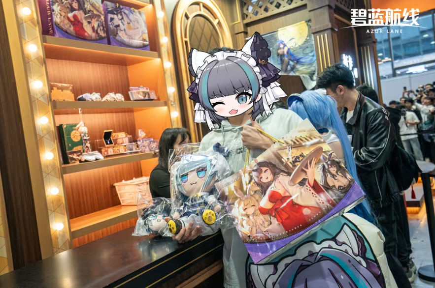 活动结束时刻，工作人员与coser在展台前合影告别，背景灯光渐暗，充满不舍与感动